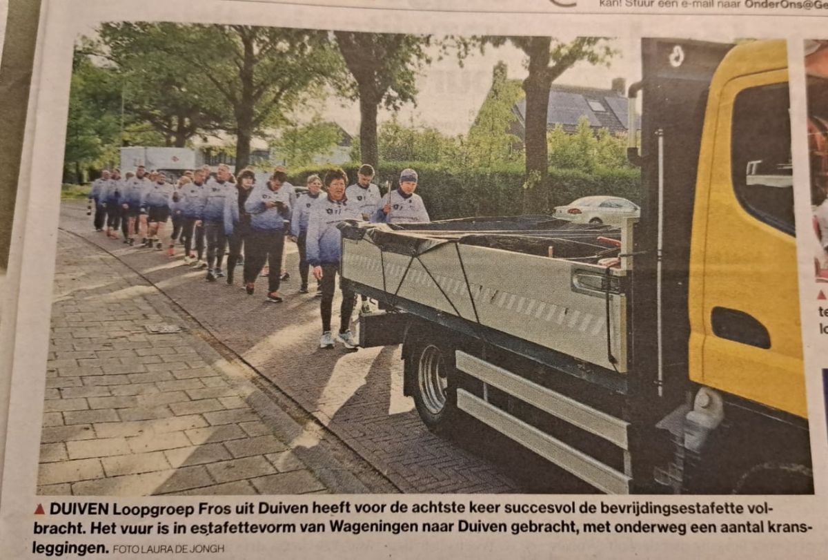 lopers van loopgroep fros lopen achter de gemeentewagen aan duiven in